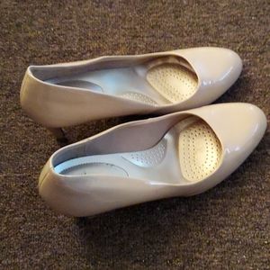 Nude/ tan heels